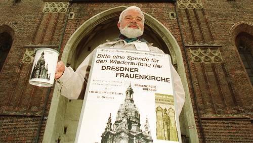 So kannten ihn die Münchner: Volkhard Dümmler beim Sammeln vor der Frauenkirche. So kannten ihn die Münchner: Volkhard Dümmler beim Sammeln vor der Frauenkirche.