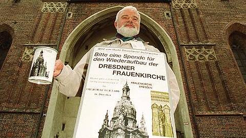 So kannten ihn die Münchner: Volkhard Dümmler beim Sammeln vor der Frauenkirche.
