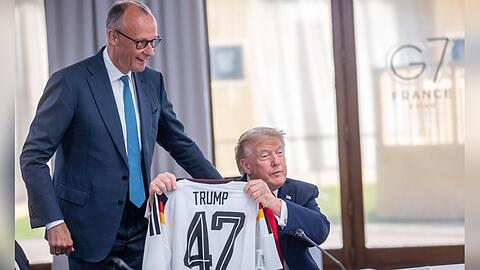 Friedrich Merz (l.) mit Donald Trump und dem "Trump"-Trikot.