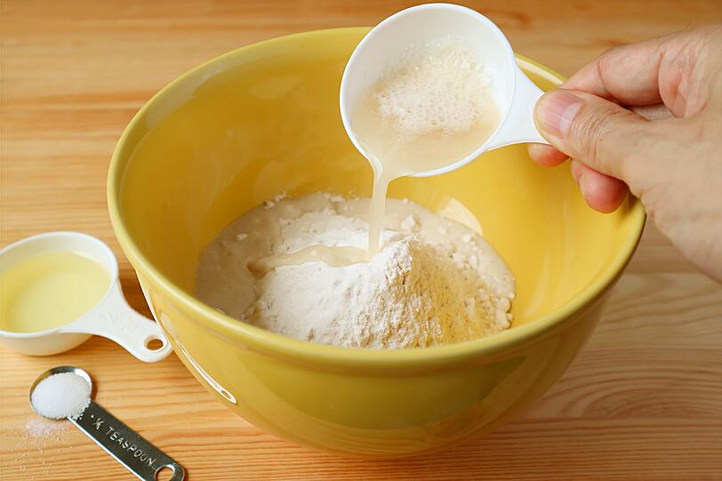 Der Teig für leckere Sonntagsbrötchen lässt sich schnell zubereiten. Lösen Sie einen Würfel frischer Hefe in 500 Milliliter lauwarmem Wasser auf. In einer weiteren Schüssel ein Kilogramm Weizenmehl, einen Teelöffel Zucker, einen Esslöffel Essig, 40 Gramm Butter und zwei Teelöffel Salz mischen. Danach wird das Wasser-Hefe-Gemisch behutsam in die Mehl-Mischung gerührt und mit dem Mixer samt Knethaken etwa fünf Minuten verarbeitet. Der Teig für leckere Sonntagsbrötchen lässt sich schnell zubereiten. Lösen Sie einen Würfel frischer Hefe in 500 Milliliter lauwarmem Wasser auf. In einer weiteren Schüssel ein Kilogramm Weizenmehl, einen Teelöffel Zucker, einen Esslöffel Essig, 40 Gramm Butter und zwei Teelöffel Salz mischen. Danach wird das Wasser-Hefe-Gemisch behutsam in die Mehl-Mischung gerührt und mit dem Mixer samt Knethaken etwa fünf Minuten verarbeitet.