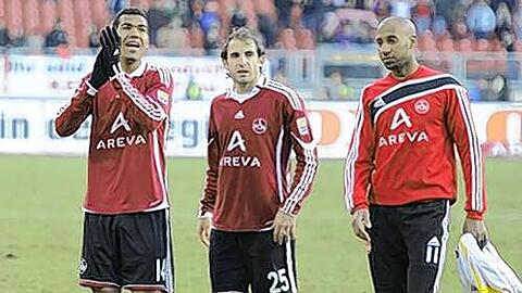 Neue Hoffnung:Dank der Tore von Eric Maxim Choupo-Moting (re.) und Mickael Tavares (li.) kann sich Javier Pinola vorstellen weiter beim Club zu bleiben.