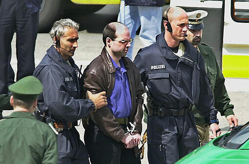 29. Juli 2000: Polizisten bringen Drach aus Argentinien nach Deutschland, wo er in Untersuchungshaft genommen wird.