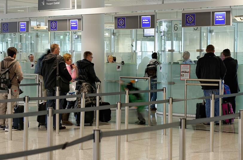Bei der Passkontrolle am Flughafen kam heraus, dass das Visum der Studentin abgelaufen war.