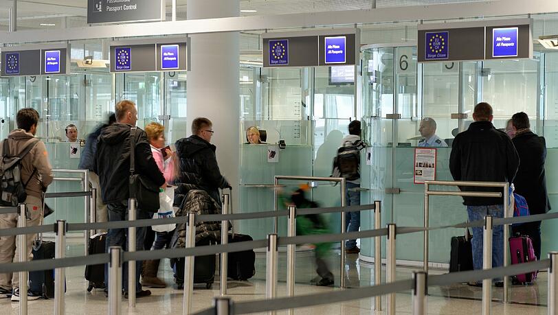 Bei der Passkontrolle am Flughafen kam heraus, dass das Visum der Studentin abgelaufen war. Bei der Passkontrolle am Flughafen kam heraus, dass das Visum der Studentin abgelaufen war.