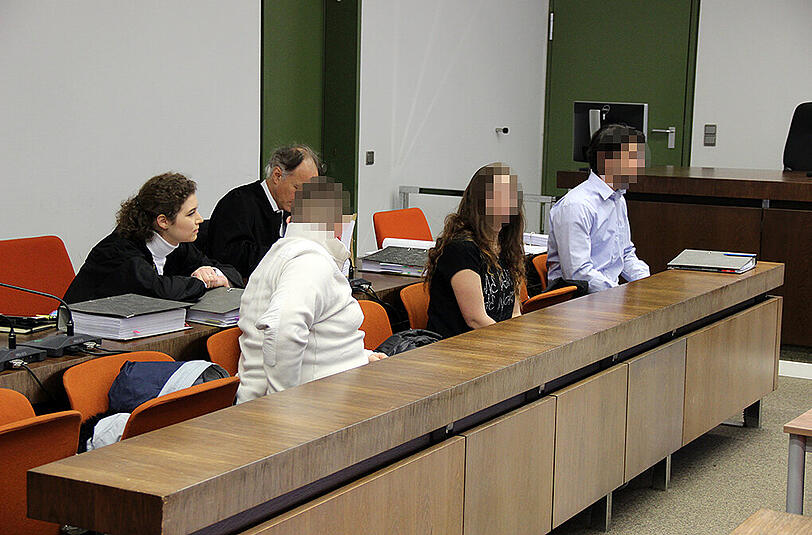 Die Anklagebank: Georg T. (r.) und seine beiden mutmaßlichen Helfer.