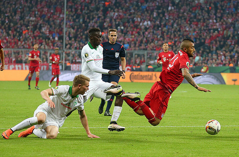 Unsportlich? Arturo Vidal hob ab, als Bremens Janek Sternberg im Strafraum heranrauschte, den Chilenen allerdings nicht traf.