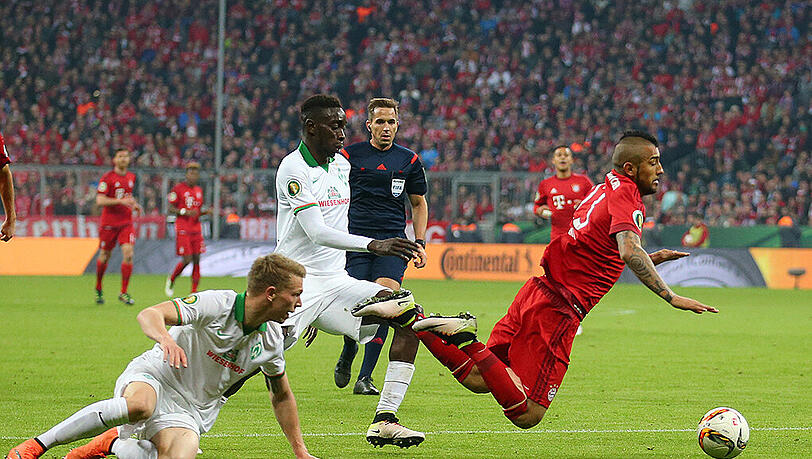 Unsportlich? Arturo Vidal hob ab, als Bremens Janek Sternberg im Strafraum heranrauschte, den Chilenen allerdings nicht traf. Unsportlich? Arturo Vidal hob ab, als Bremens Janek Sternberg im Strafraum heranrauschte, den Chilenen allerdings nicht traf.