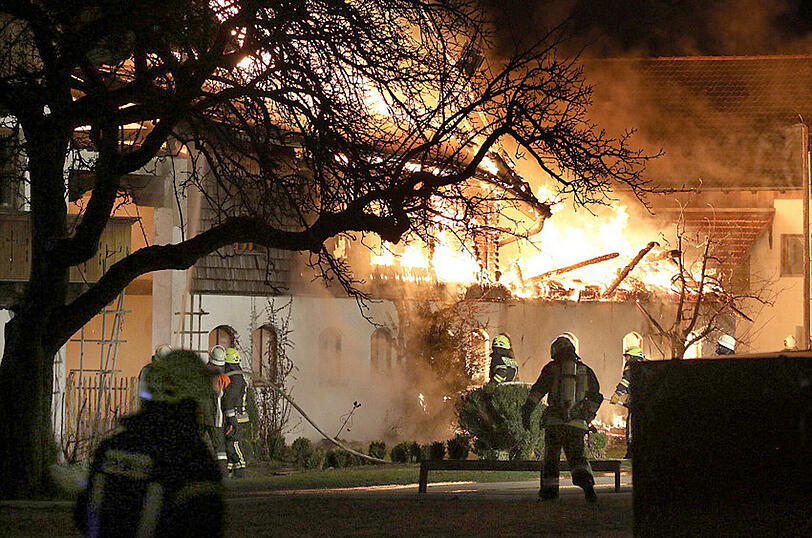 Über zweihundert Feuerwehrleute versuchten den Bauernhof zu retten.
