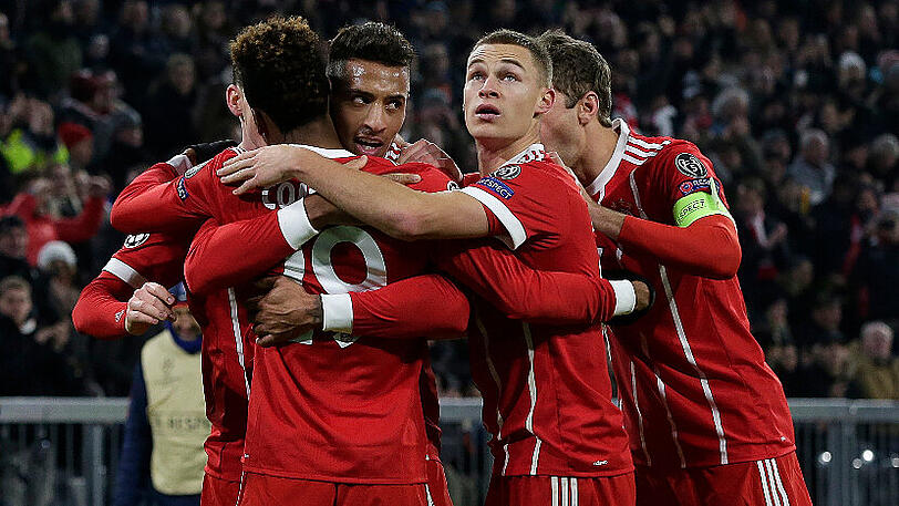 Kingsley Coman und Joshua Kimmich (rechts) feiern Bayern-Torschütze Corentin Tolisso (Mitte).