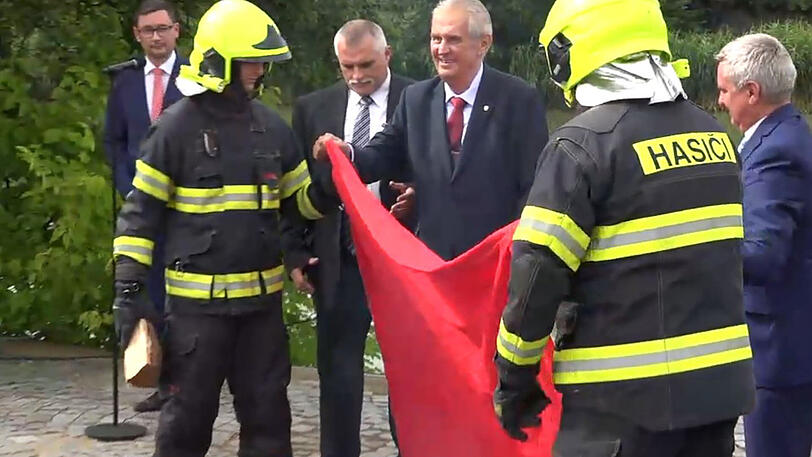 Der tschechische Präsident Milos Zeman hat live im TV eine Unterhose verbrannt.