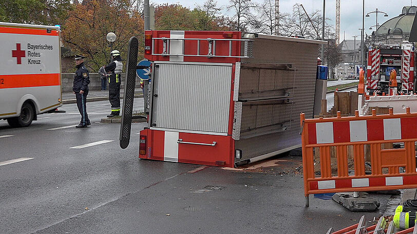 Auf einer Kreuzung stößt das Kleinalarmfahrzeug der Nürnberger Feuerwehr mit einem Audi A4 zusammen.
