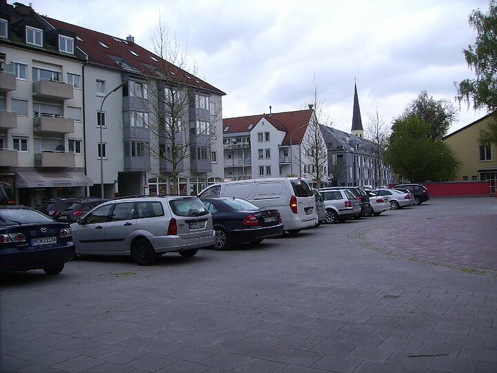 ...so hat ihn Anwohner Peter Bartsch fotografiert. Alles ist zugeparkt. Auf beiden Bildern zu erkennen: das kreisrunde Ziegelpfalser in der Mitte.