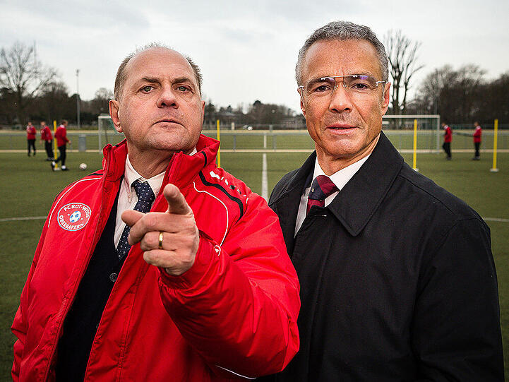 "Die Udo-Honig-Story": Fußballmanager Udo Honig (Uwe Ochsenknecht, l.) und Franz Kaiser (Hannes Jaenicke) führen erfolgreich die Geschicke des FC Rot-Weiß Oberbayern. Bis Honig ins Visier der Steuerfahndung gerät