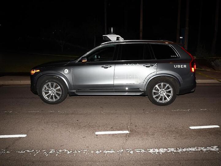 Das von der Polizei Tempe herausgegebene Bild zeigt einen Roboter-Testwagen des Fahrdienst-Vermittlers Uber, nachdem er eine Fußgängerin angefahren und getötet hatte.