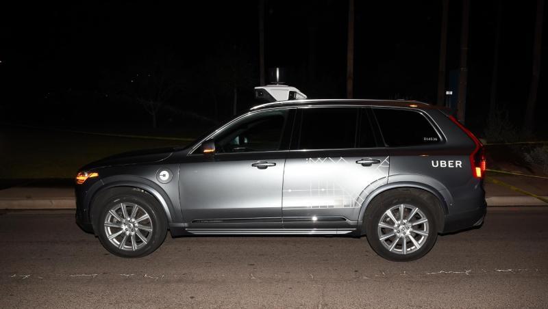 Das von der Polizei Tempe herausgegebene Bild zeigt einen Roboter-Testwagen des Fahrdienst-Vermittlers Uber, nachdem er eine Fußgängerin angefahren und getötet hatte. Das von der Polizei Tempe herausgegebene Bild zeigt einen Roboter-Testwagen des Fahrdienst-Vermittlers Uber, nachdem er eine Fußgängerin angefahren und getötet hatte.