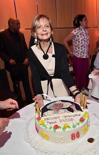 Angelika Spiehs mit Torte