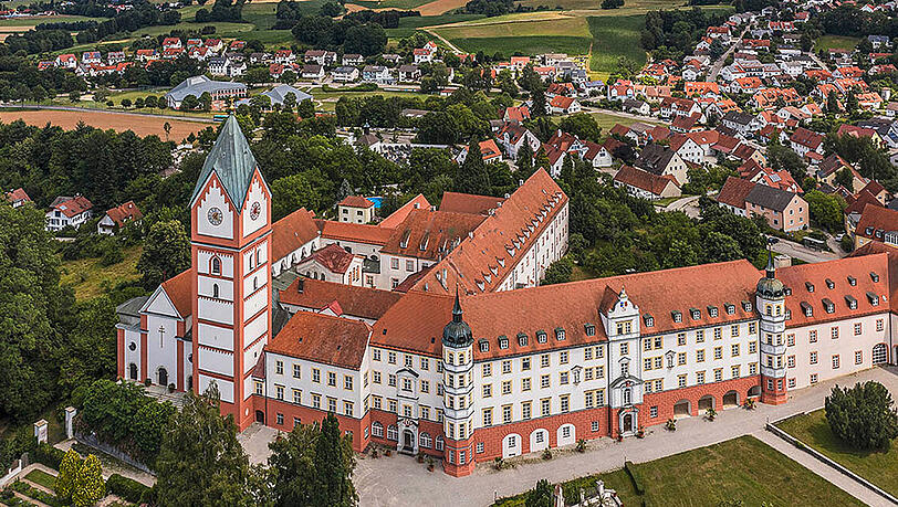 In weiter Ferne? So nah! Das – natürlich barockisierte – Kloster Scheyern. In weiter Ferne? So nah! Das – natürlich barockisierte – Kloster Scheyern.