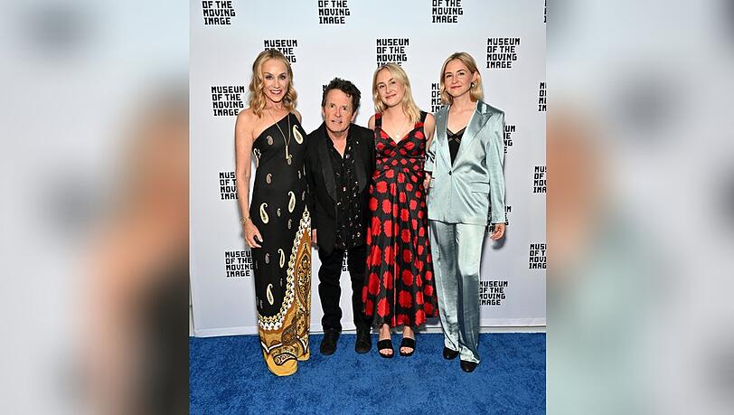 Schauspieler Michael J. Fox mit Ehefrau Tracy (li.) und den Zwillingstöchtern Aquinnah und Schuyler bei der Preisverleihung in New York.