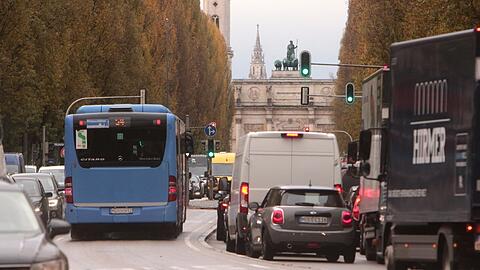 Ein städtischer Linienbus auf der Leopoldstraße. (Symbolbild)