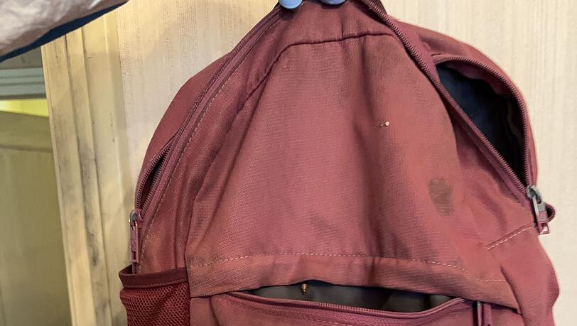 Zilkers Rucksack: Der Verstorbene war wohl auch mit diesem Gegenstand öfters in der Stadt unterwegs. Möglicherweise hat der Rucksack also auch Wiedererkennungswert. Zilkers Rucksack: Der Verstorbene war wohl auch mit diesem Gegenstand öfters in der Stadt unterwegs. Möglicherweise hat der Rucksack also auch Wiedererkennungswert.