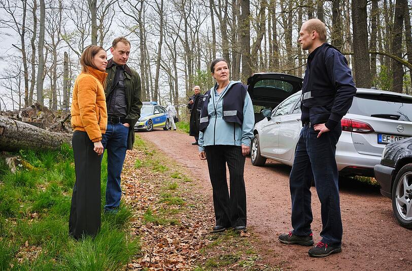 Das neue Team von "Tod am Rennsteig" hat gleich zu tun (von links): Psychologin Annett Schuster (Kristin Suckow), Kommissar Frieder (Frederik Schmid), OFA-Leiterin Marion D&ouml;rner (Anne-Kathrin Gummich) und Jan Kawig (Bernhard Conrad).