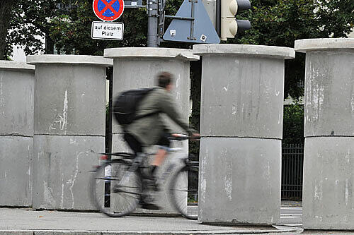Diese Betonbarriere soll verhindern, dass Terroristen sich Zugang zum Oktoberfest verschaffen