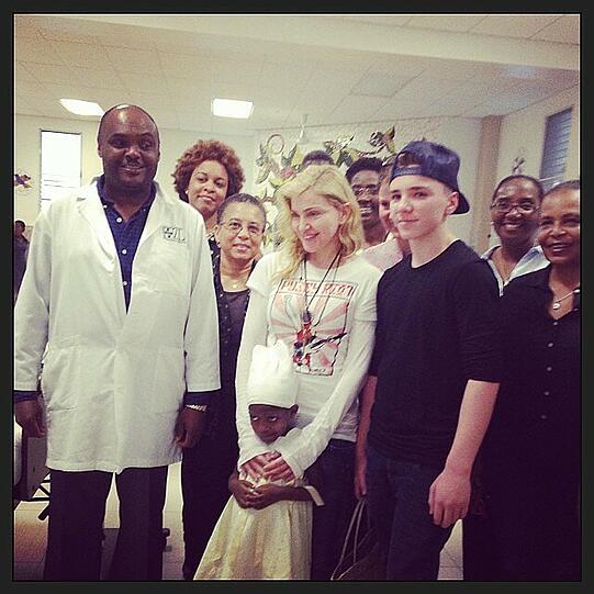Tu Gutes und sprich darüber, bzw. poste es: Madonna und ihr Sohn Rocco bei einer Charity-Veranstaltung