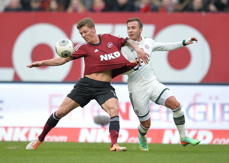 Im Duell mit Nürnbergs Mike Frantz: Bayerms Sommer-2013-Neuzugang Mario Götze.