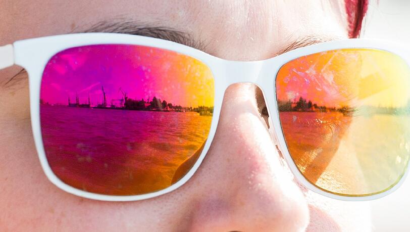Die Kulisse des Hamburger Hafens spiegelt sich in der Sonnenbrille einer Frau. Foto: Daniel Reinhardt Die Kulisse des Hamburger Hafens spiegelt sich in der Sonnenbrille einer Frau. Foto: Daniel Reinhardt