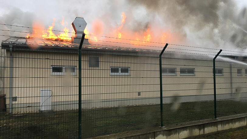 Das brennende Gaswerk in Österreich. Italien hat wegen der Explosion Versorgungsprobleme.