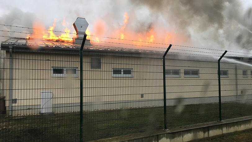 Das brennende Gaswerk in Österreich. Italien hat wegen der Explosion Versorgungsprobleme. Das brennende Gaswerk in Österreich. Italien hat wegen der Explosion Versorgungsprobleme.