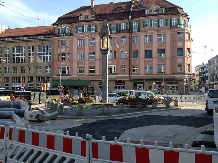 Die Pasinger Mariensäule, umgeben von Baustellen.