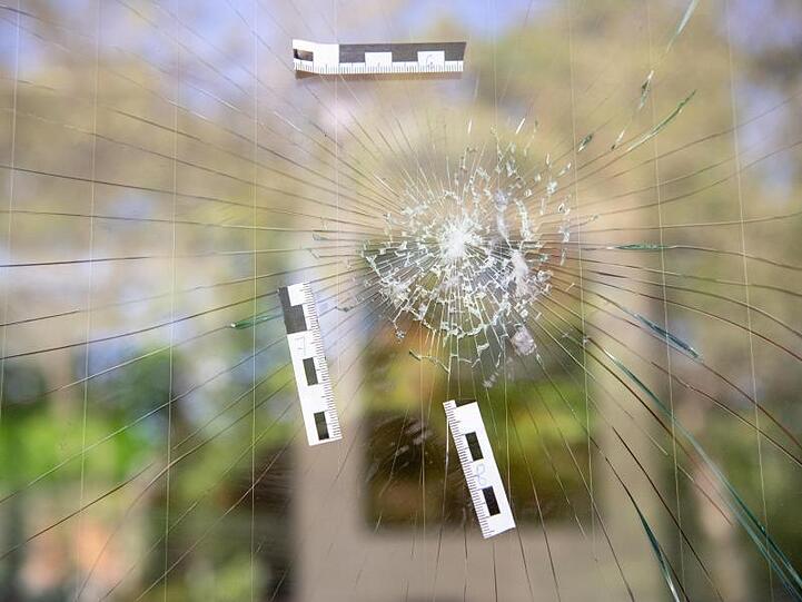 Polizei-Markierungen an einer Scheibe eines attackierten türkischen Imbiss in Waldkraiburg. Foto: Matthias Balk/dpa