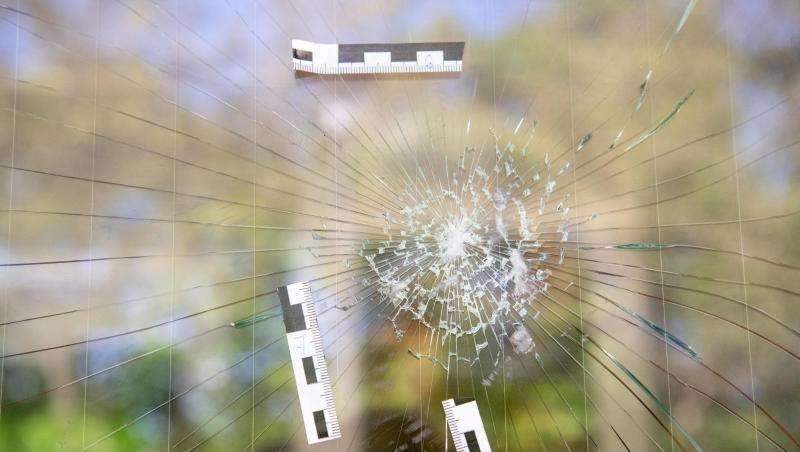 Polizei-Markierungen an einer Scheibe eines attackierten türkischen Imbiss in Waldkraiburg. Foto: Matthias Balk/dpa Polizei-Markierungen an einer Scheibe eines attackierten türkischen Imbiss in Waldkraiburg. Foto: Matthias Balk/dpa
