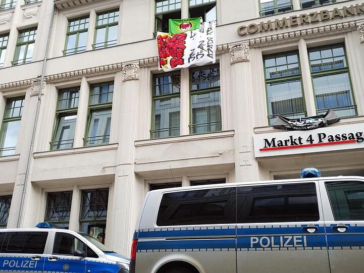 Prokurdische Aktivisten, die sich gegen die Militäroffensive der Türkei in Nordsyrien aussprechen, besetzen das Parteigebäude der CDU in Chemnitz.