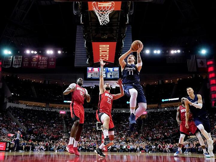 Luka Doncic (3.v.l) führte die Mavericks zum Auswärtssieg.