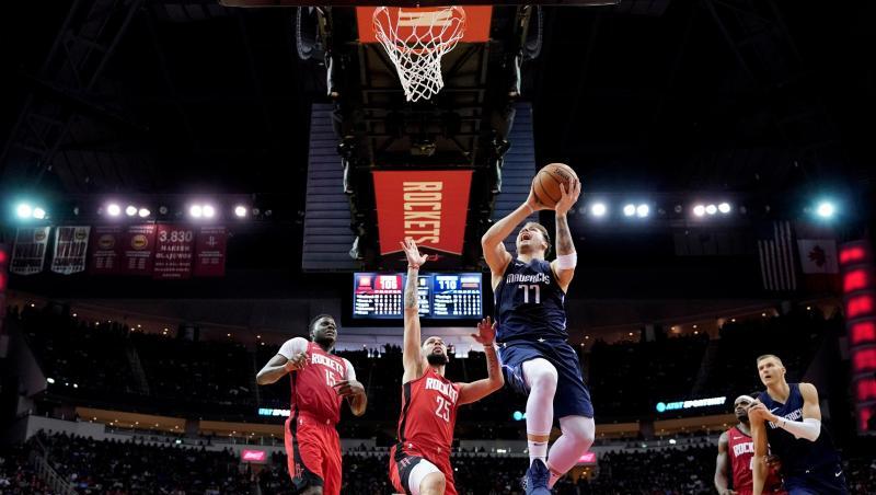 Luka Doncic (3.v.l) führte die Mavericks zum Auswärtssieg. Luka Doncic (3.v.l) führte die Mavericks zum Auswärtssieg.