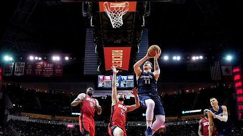 Luka Doncic (3.v.l) führte die Mavericks zum Auswärtssieg.