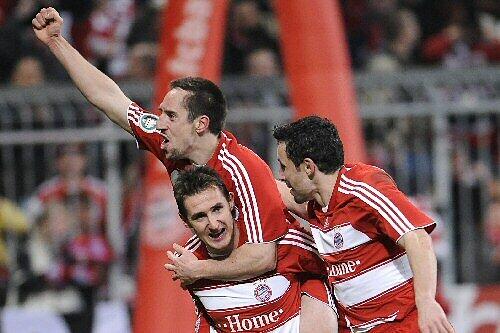 Die Torschützen Ribéry und Klose, van Bommel (r.) freut sich mit