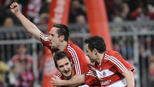 Die Torschützen Ribéry und Klose, van Bommel (r.) freut sich mit Die Torschützen Ribéry und Klose, van Bommel (r.) freut sich mit