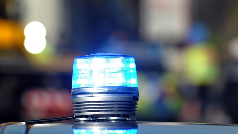 Das Blaulicht eines Streifenwagens der Polizei leuchtet.