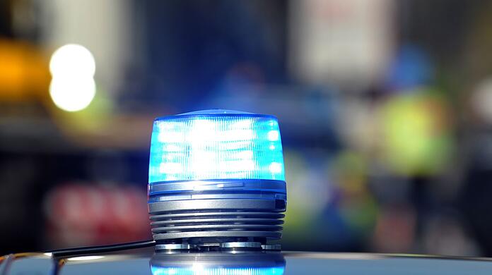 Das Blaulicht eines Streifenwagens der Polizei leuchtet.