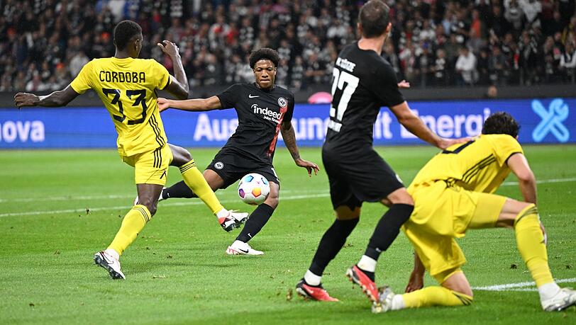 Eintrachts Jessic Ngankam (2.v.l) erzielte auf Vorlage von Mario Götze das 1:0.