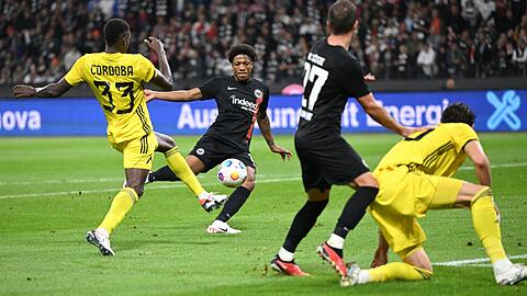 Eintrachts Jessic Ngankam (2.v.l) erzielte auf Vorlage von Mario Götze das 1:0.