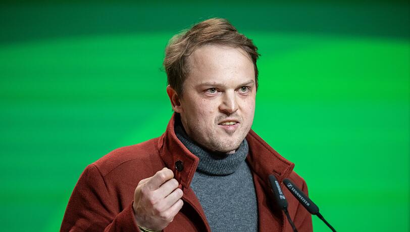 Erik Marquardt macht sich für den Antrag zu Asyl und Migration stark.