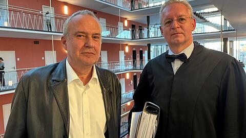 Thomas ("Tommy") Amper mit seinem Anwalt Nikolaus Reber im Landgericht München I. Am ersten Prozesstag um eine bessere Vergütung für seine Arbeit singt der Künstler sogar vor Gericht.