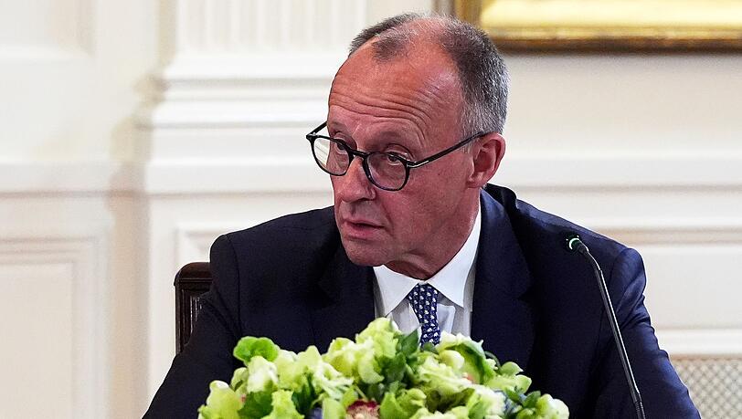 Kanzler Merz wird von US-Präsident Trump für seinen Teint bewundert.