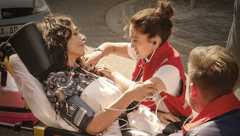 "Die Not&auml;rztin: Dramama": Not&auml;rztin Dr. Nina Haddad (Sabrina Amali, M.) muss ihre Mutter (Ilknur Boyraz, l.) behandeln.
