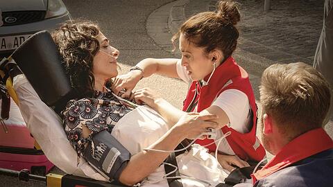 "Die Not&auml;rztin: Dramama": Not&auml;rztin Dr. Nina Haddad (Sabrina Amali, M.) muss ihre Mutter (Ilknur Boyraz, l.) behandeln.