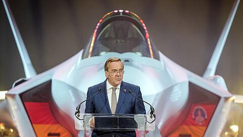 Verteidigungsminister Boris Pistorius vor der F-35